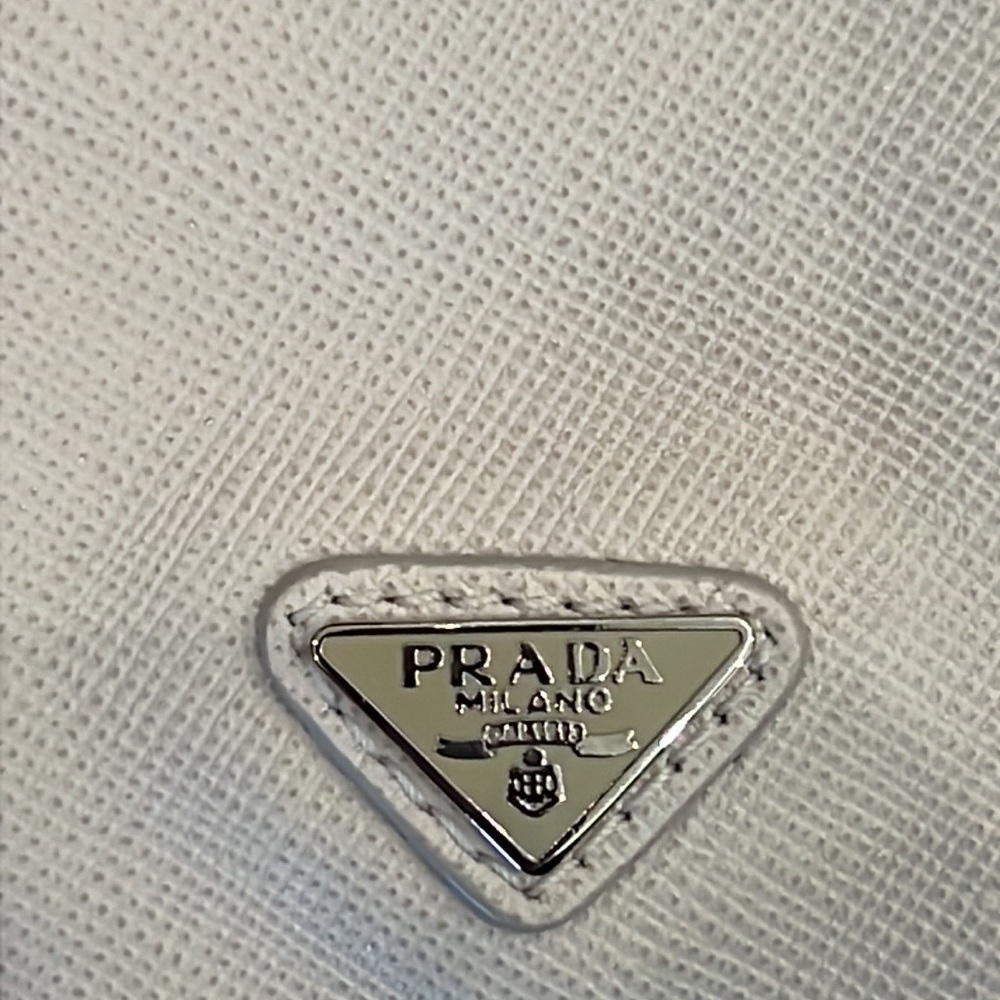 Prada case - Picture 3 of 5